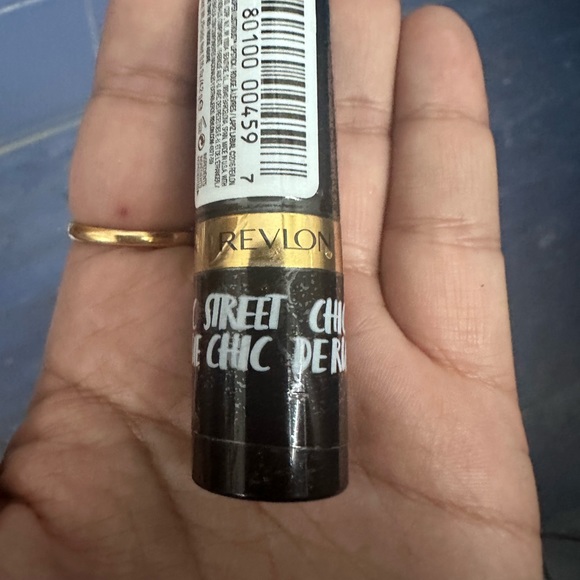 Brand new Revlon Lipstick in the shade Love that red number 725 - Picture 3 of 3